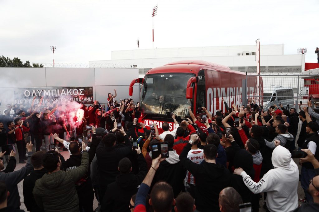 Αποθέωση για την αποστολή του Ολυμπιακού στο Ρέντη (vids, pics)