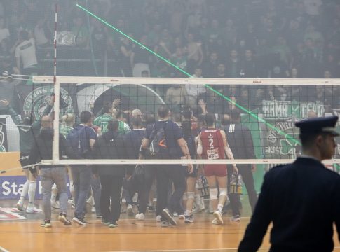 Μπουκάλια και αντικείμενα στις παίκτριες του Ολυμπιακού