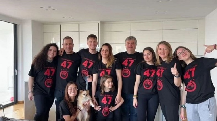Η οικογένεια του Κανός φόρεσε μπλούζες του Ολυμπιακού με το «47»