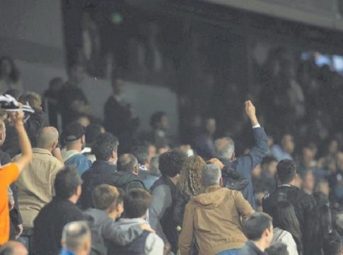 Χάος στο Μεστάγια μετά τη νέα ήττα της Βαλένθια: «Οπαδοί κινήθηκαν κατά της διοίκησης – Επενέβη η αστυνομία» (vid)