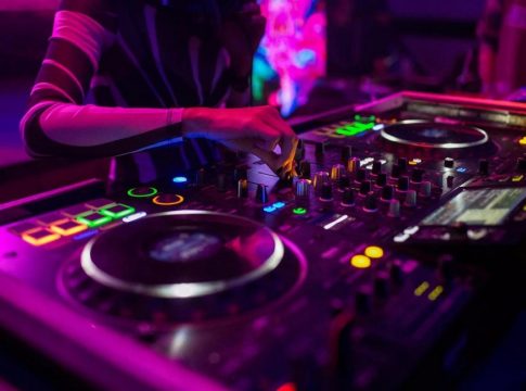 Θρήνος: Πέθανε γνωστός έλληνας DJ – Βρισκόταν στη Μύκονο για δουλειά