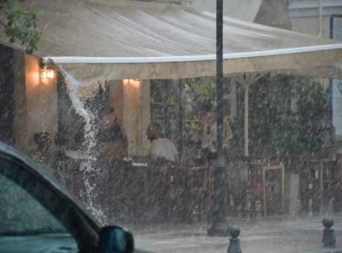Καιρός: Βροχές, καταιγίδες και πτώση της θερμόκρασίας