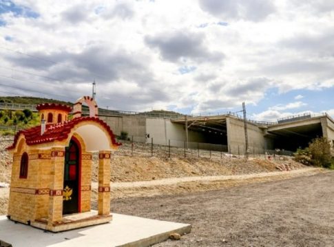 Εικονοστάσι στο σημείο της τραγωδίας στα Τέμπη – Σε βαρύ κλίμα το μνημόσυνο