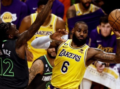 Λέικερς και Χοκς συνεχίζουν στα playoffs
