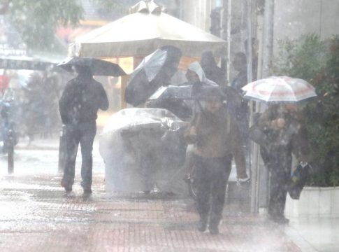Καιρός: Ραγδαία επιδείνωση τις επόμενες ώρες με ισχυρές καταιγίδες