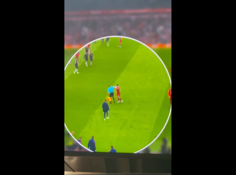 Απίθανο: Ο επόπτης του Λίβερπουλ-Άρσεναλ χτύπησε με αγκωνιά τον Ρόμπερτσον! (vid)