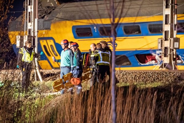 Σύγκρουση τρένου στην Ολλανδία: Βίντεο – σοκ – Σκηνές χάους και εκκλήσεις για βοήθεια
