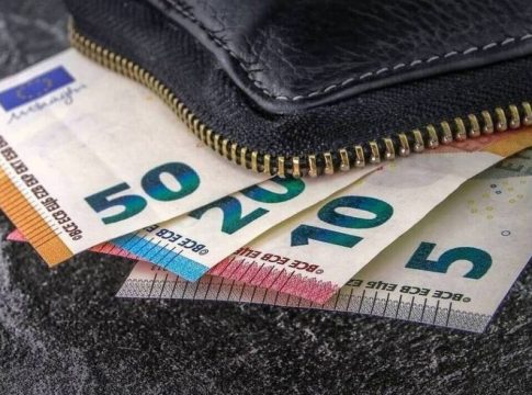 Κατώτατος μισθός: Και επίσημα αυξάνεται από 1η Απριλίου στα 780 ευρώ