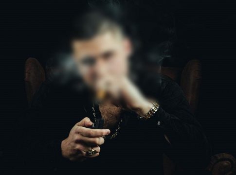 Τράπερ: Παραδόθηκε ο 24χρονος που κατηγορείται για τον ομαδικό βιασμό 19χρονης