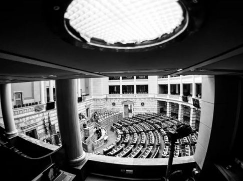 Μετωπική σύγκρουση στη Βουλή για την τροπολογία για το κόμμα Κασιδιάρη – Πώς θα ψηφίσουν τα κόμματα