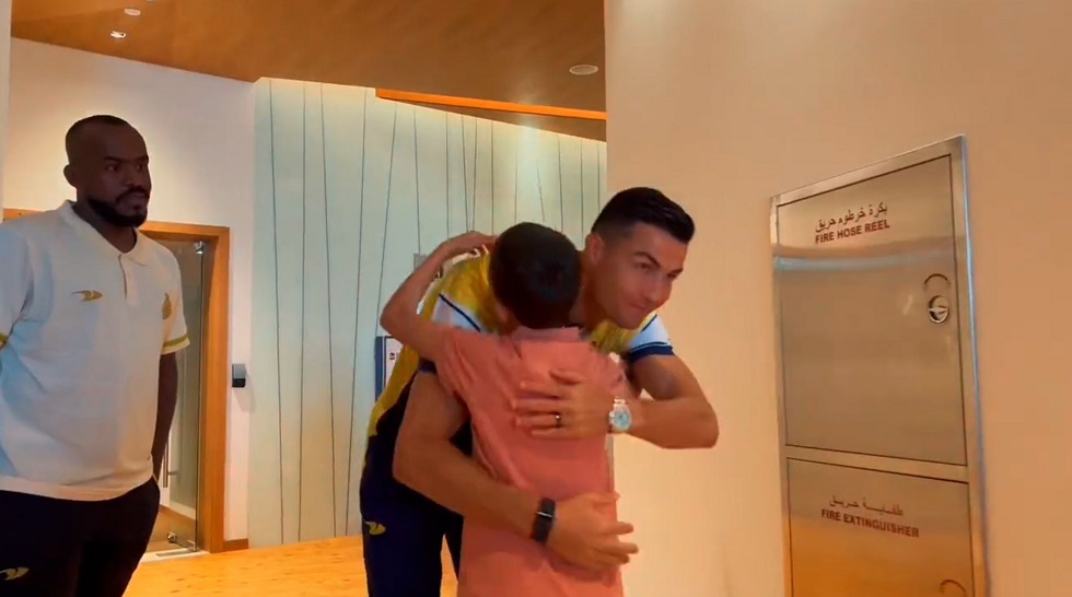 Ο Ρονάλντο αγκαλιάζει μικρό αγόρι που έχασε τον πατέρα του στο σεισμό της Συρίας (vid)