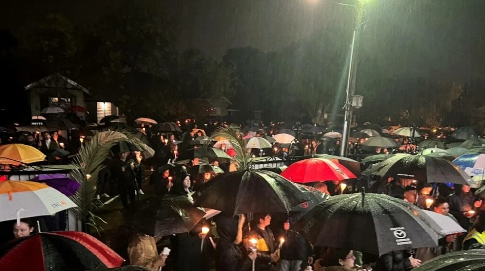 Χιλιάδες Έλληνες στη Μελβούρνη έψαλλαν το «Χριστός Ανέστη» μέσα στη βροχή