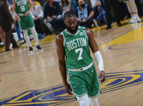 Ο Τζέιλεν Μπράουν έκανε ράμματα στο χέρι γιατί κόπηκε ενώ πότιζε τα φυτά του (pic)