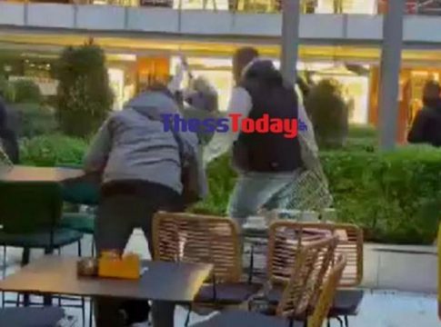 Βίντεο-σοκ από άγρια συμπλοκή μεταξύ οπαδών σε εμπορικό της Θεσσαλονίκης: Επίθεση με κράνη-καρέκλες! (vid)