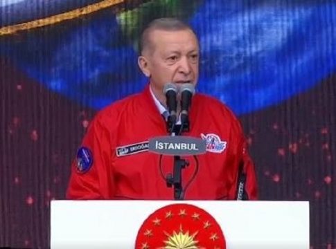 Επέστρεψε ο Ερντογάν στις δημόσιες εμφανίσεις μετά το πρόβλημα υγείας