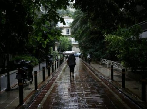 Καιρός: Συννεφιές και τοπικές βροχές σήμερα Πέμπτη 27/4 – Πώς θα κάνουμε Πρωτομαγιά
