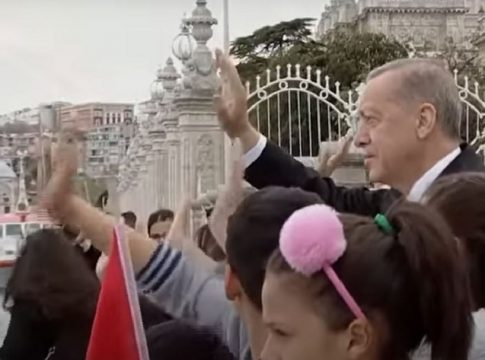 Ερντογάν: «Φιέστα» με σεισμοπαθείς και παιδιά στον απόπλου του αεροπλανοφόρου Anadolu