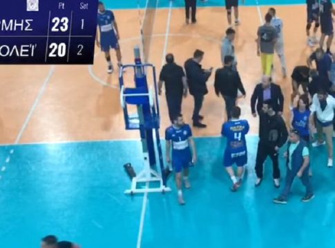 Ο κακός χαμός σε αγώνα Βόλεϊ στην Πάτρα: Γενική σύρραξη και μπουνιές (vid)