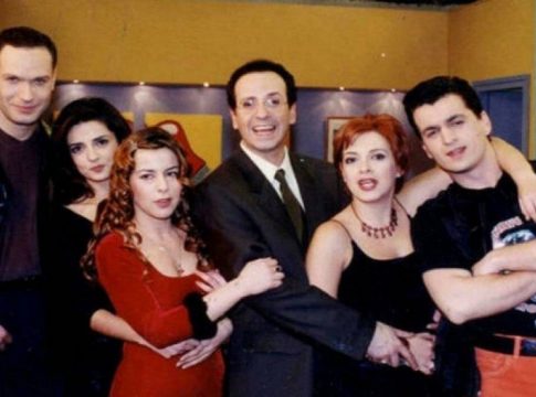 Το «έκοψαν» από την ΤV: Το φιλί της Βλαχάκη με την Πέγκυ – Το πασχαλινό επεισόδιο του «Κωνσταντίνου & Ελένης» και ο λόγος που σταμάτησε να προβάλλεται (Vid)