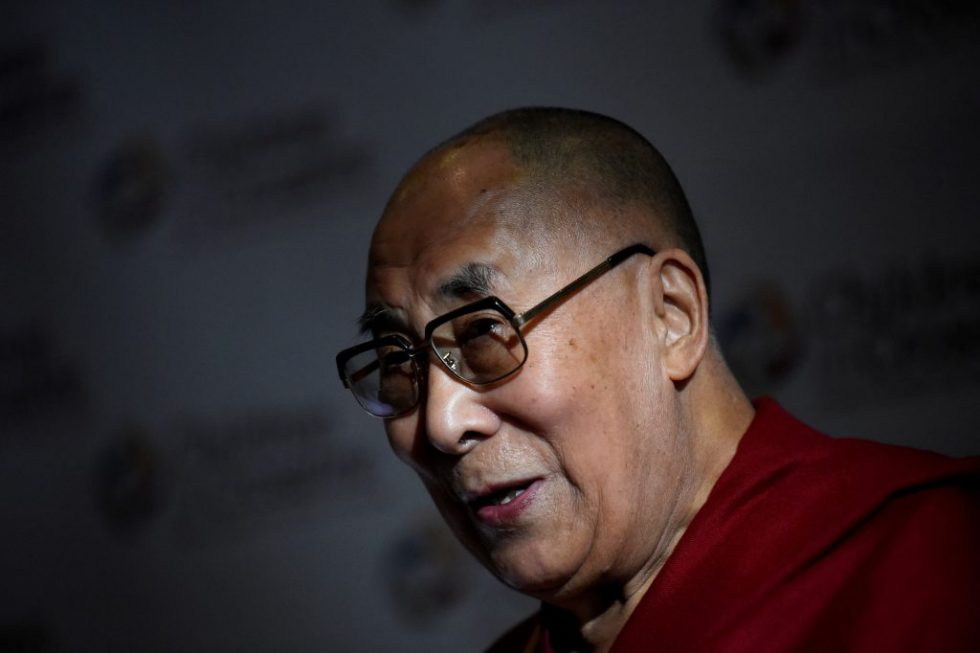 Η μεγάλη διαδρομή του Δαλάι Λάμα – Πώς εκτέθηκε με το φιλί στο παιδί