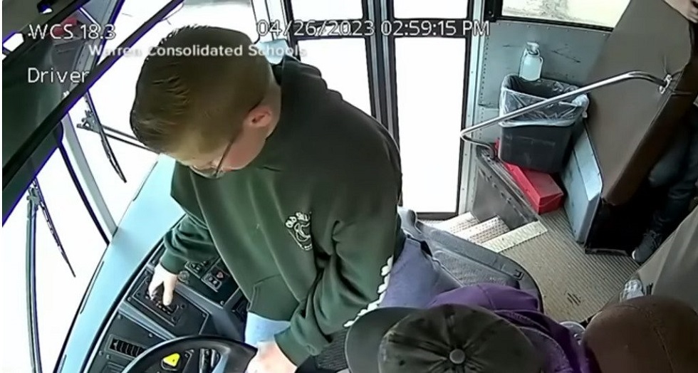 13χρονος μαθητής έπιασε το τιμόνι του σχολικού και έσωσε τους συμμαθητές του