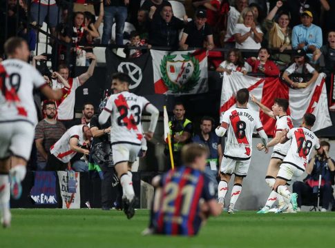 Ράγιο Βαγιεκάνο – Μπαρτσελόνα 2-1: Καθυστερεί η στέψη των «μπλαουγκράνα»