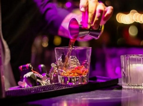 Συγγρού: Καταγγελία για βιασμό έξω από γνωστό strip club – «Μου έριξαν κάτι στο ποτό»