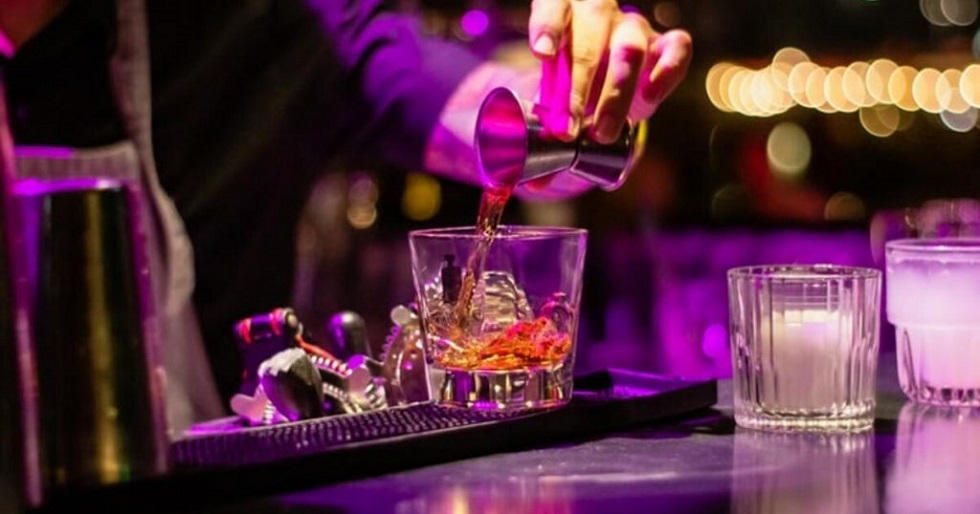 Συγγρού: Καταγγελία για βιασμό έξω από γνωστό strip club – «Μου έριξαν κάτι στο ποτό»