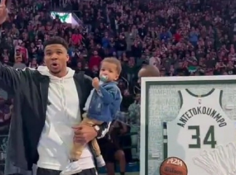 Οι Μπακς τίμησαν τον Αντετοκούνμπο που ζήτησε το δεύτερο δαχτυλίδι (vid)