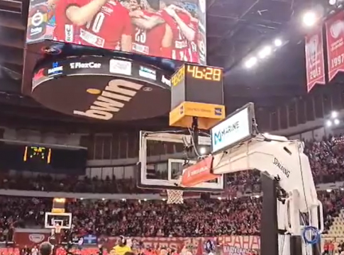 Πανηγύρισαν τον τίτλο του βόλεϊ οι φίλαθλοι στο ΣΕΦ (vid)