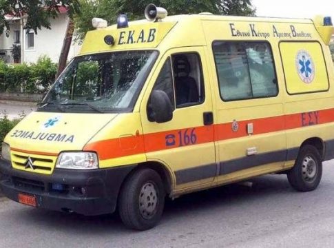 Τροχαίο στην Αρτεμίδα: 15χρονη παρασύρθηκε από ΙΧ κατεβαίνοντας από σχολικό λεωφορείο