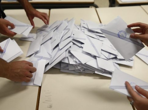 Τα στοιχήματα της κάλπης στον β΄ γύρο: Ο γρίφος των κομμάτων που… φλερτάρουν με το 3% και η «μάχη» ΣΥΡΙΖΑ-ΠΑΣΟΚ