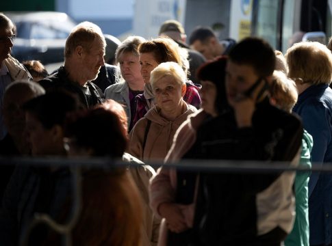 Πόλεμος στην Ουκρανία: Κάτοικοι εγκαταλείπουν τη Χερσώνα μετά από τα ρωσικά πλήγματα