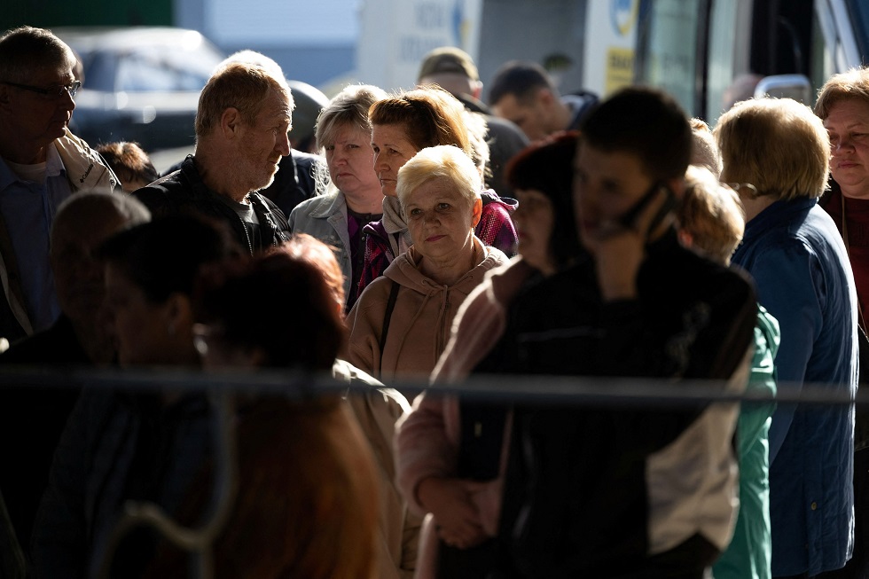 Πόλεμος στην Ουκρανία: Κάτοικοι εγκαταλείπουν τη Χερσώνα μετά από τα ρωσικά πλήγματα