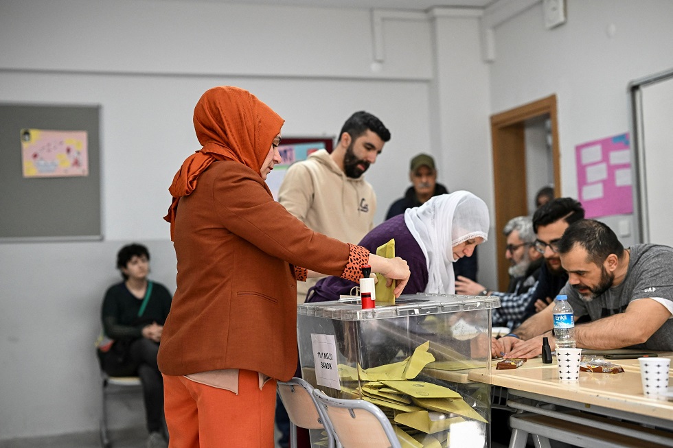 Εκλογές στην Τουρκία: Μαζική η συμμετοχή τις πρώτες ώρες – Σεισμόπληκτοι ψηφίζουν ανάμεσα στα ερείπια