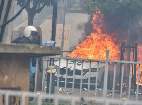 Κόσοβο: Εικόνες χάους στην πόλη Ζβέτσαν – Εθνικιστικά μηνύματα από τους Σέρβους, με χημικά απάντησε η αστυνομία