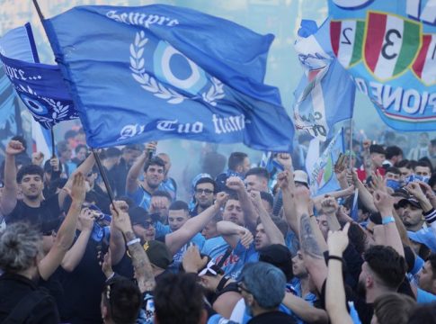Οι ρατσιστές πλύθηκαν με τη φωτιά του Βεζούβιου