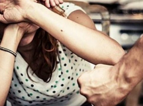 Σοκ στο Ηράκλειο: Χτύπησε και απείλησε με μαχαίρι τη σύζυγό του
