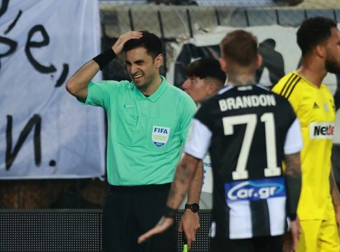 Μπουκάλι χτύπησε τον βοηθό στο ντέρμπι της Τούμπας