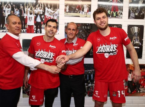 Το γλέντι στα αποδυτήρια του Ολυμπιακού: Η ομιλία των Αγγελόπουλων και το «πάμε να το πάρουμε» (vid)