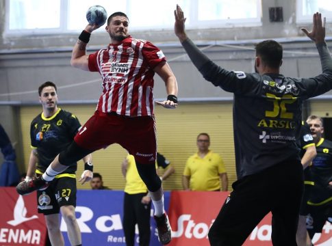 Ολυμπιακός – ΑΕΚ 28-24: Με πάθος και τσαμπουκά έκαναν το 1-1 οι ερυθρόλευκοι