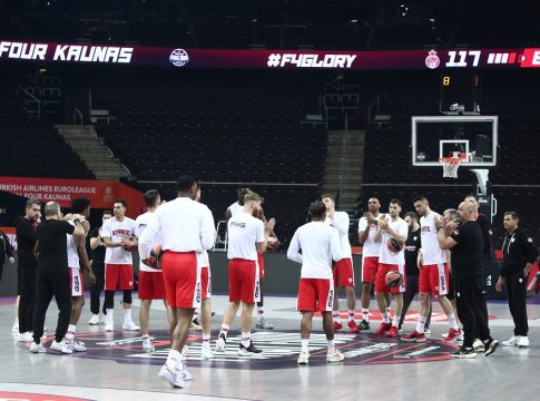 Επος: Οι παίκτες του Ολυμπιακού ντύθηκαν… Βεζένκοφ και υποδέχθηκαν τον MVP (vid)