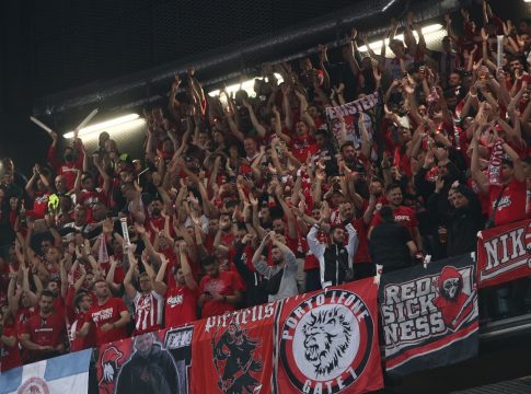 Κοκκίνησαν τη «Ζalgirio Arena» οι οπαδοί του Ολυμπιακού – Δίπλα στην ομάδα οι Αγγελόπουλοι (Pics & vid)