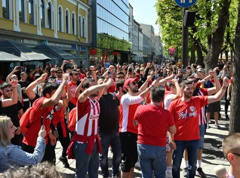 «Κατακόκκινο» το Κάουνας: Το απίστευτο πάρτι που έχουν «στήσει» χιλιάδες οπαδοί του Ολυμπιακού! (pics, vid)