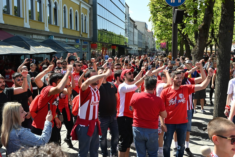 «Κατακόκκινο» το Κάουνας: Το απίστευτο πάρτι που έχουν «στήσει» χιλιάδες οπαδοί του Ολυμπιακού! (pics, vid)