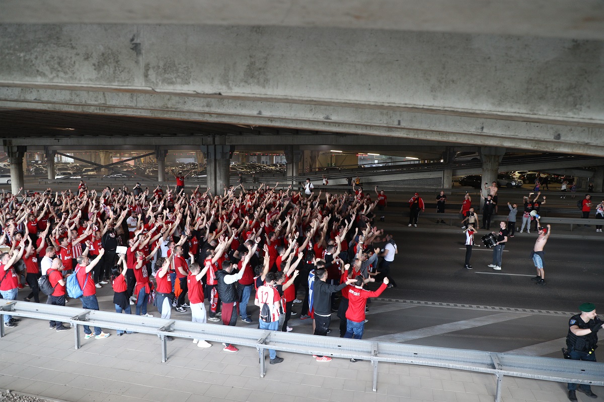 «Κόκκινο» ποτάμι στο Κάουνας: Η πορεία των οπαδών του Ολυμπιακού προς τη «Zalgirio Arena»