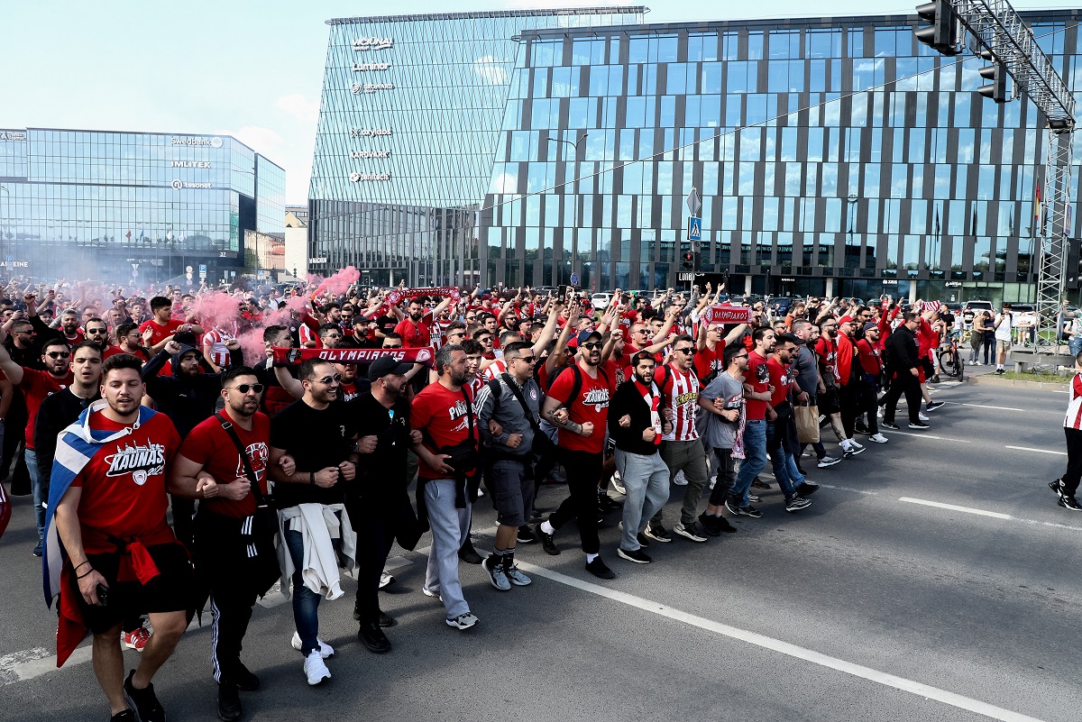 «Κόκκινο» ποτάμι στο Κάουνας: Η πορεία των οπαδών του Ολυμπιακού προς τη «Zalgirio Arena» (pics, vid)