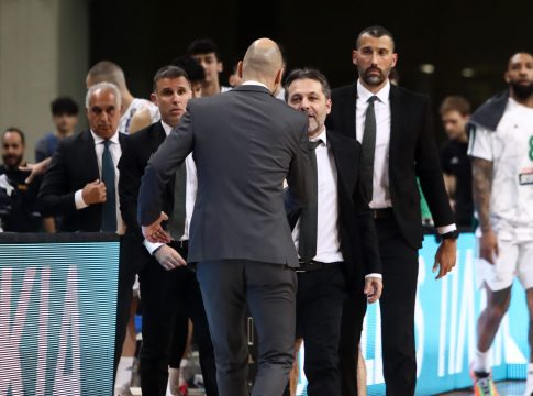 Χαμός με Σπανούλη και Σερέλη – Μπήκαν στη μέση οι διαιτητές! (vids)