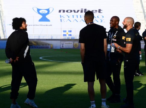 Οι αφίξεις ΠΑΟΚ και ΑΕΚ στο Πανθεσσαλικό και η αναγνωριστική βόλτα στον αγωνιστικό χώρο (vids)