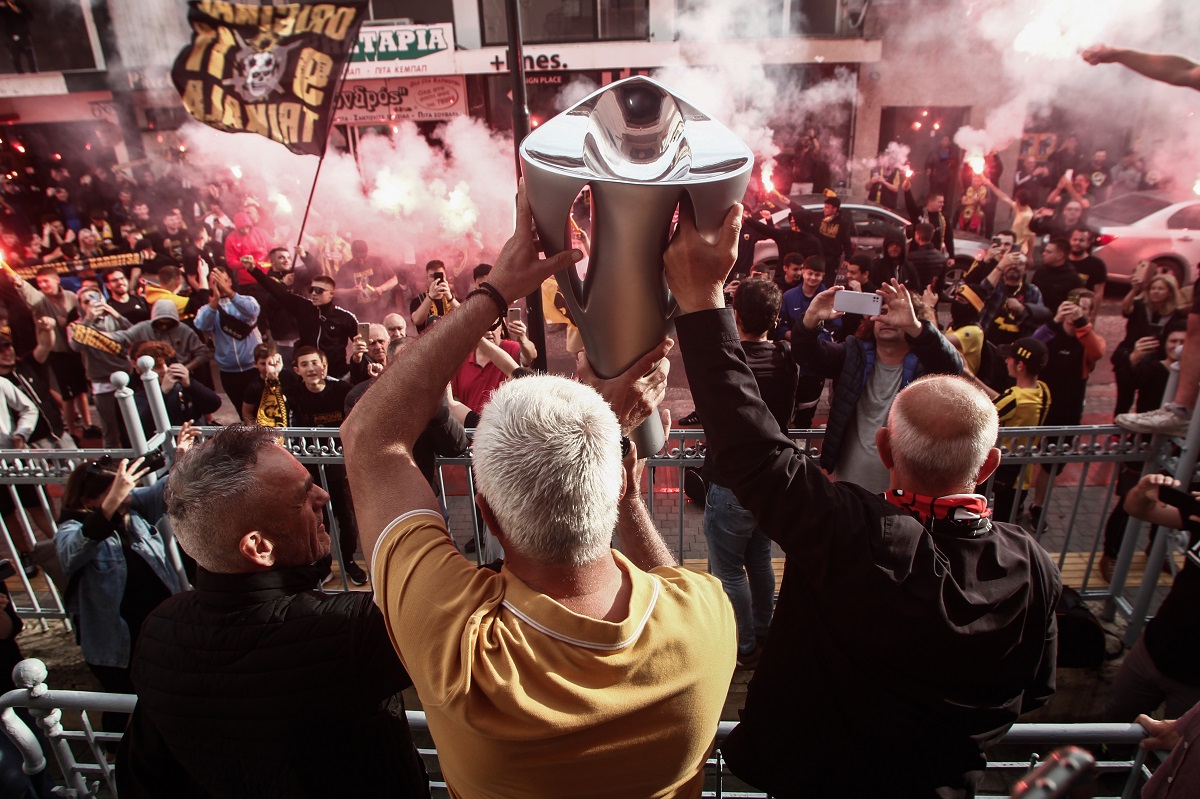 ΑΕΚ: Χαμός για την κούπα του πρωταθλήματος στα Τρίκαλα (pics & vid)
